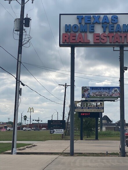 More Photos Of 2670 Highway 35 Byp S, Alvin Office For Lease