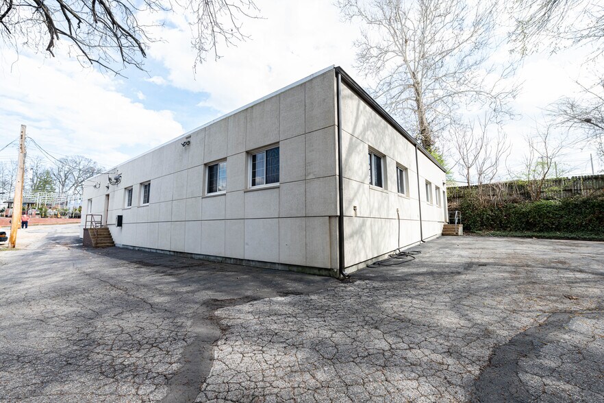 More Photos Of 69 N Gore Ave, Webster Groves Manufacturing For Sale