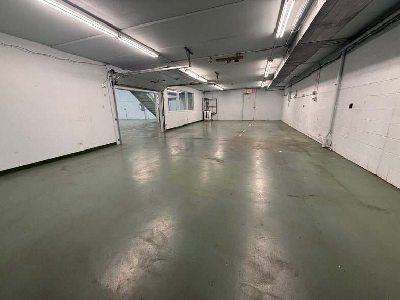 More Photos Of 1881 Industrial Dr, Libertyville Warehouse For Lease