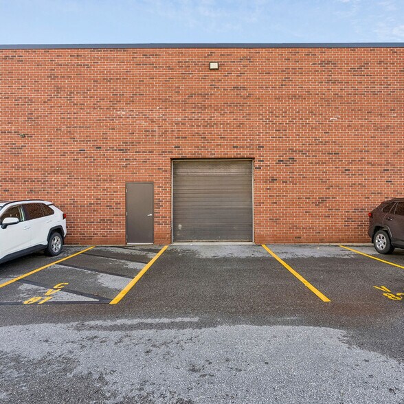 More Photos Of 20 E Pearce St, Richmond Hill Flex For Lease