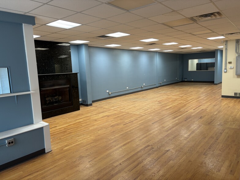 More Photos Of 4210 W Irving Park Rd, Chicago General Retail For Lease