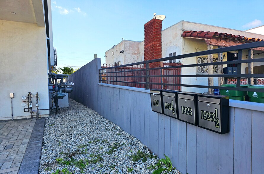More Photos Of 1923 Carmona Ave, Los Angeles Multifamily For Sale