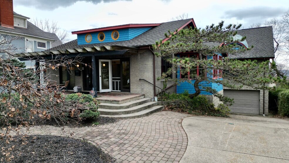 More Photos Of 2150 Alpine Pl, Cincinnati Office Residential For Sale