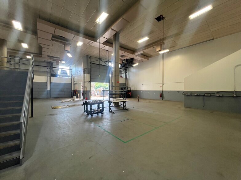 More Photos Of 275 Portsmouth Ave, Stratham Light Manufacturing For Sale