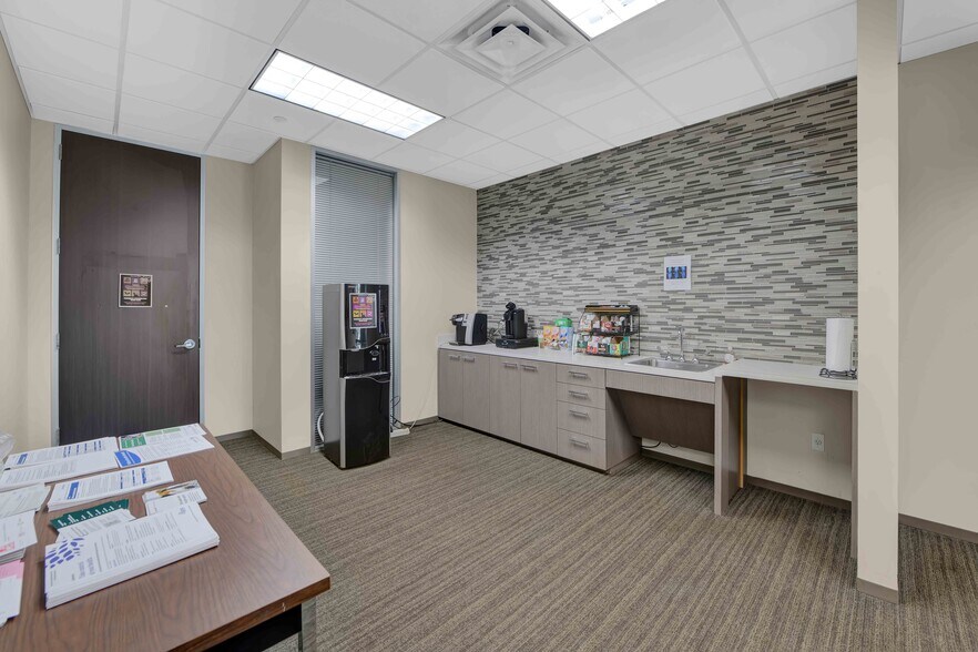 More Photos Of 681 Greens Pky, Houston Office For Lease