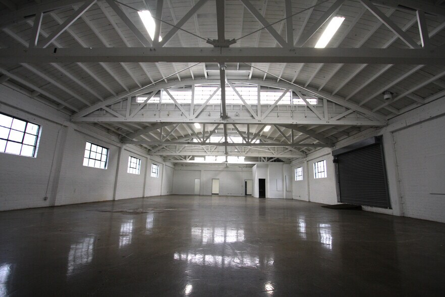 More Photos Of 160 W 33rd St, Los Angeles Warehouse For Lease