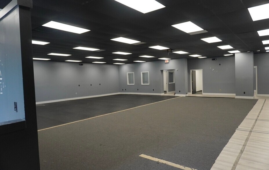 More Photos Of 4809-4817 E Douglas Ave, Wichita Storefront Retail Office For Lease