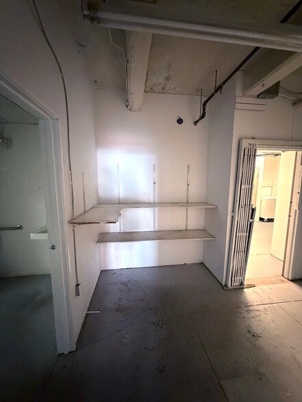 More Photos Of 910-922 Santee St, Los Angeles Storefront Retail Office For Lease