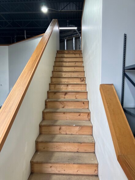 More Photos Of 4617 Dovetail Dr, Madison Light Manufacturing For Lease