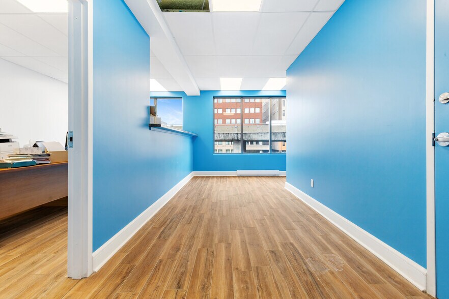 More Photos Of 206-208 Boul Crémazie E Crémazie E, Montréal Flex For Lease