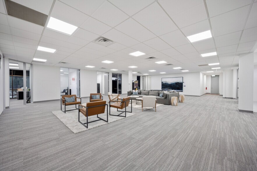 More Photos Of 4500-4540 Beltway Dr, Addison Showroom For Lease