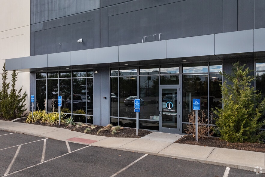More Photos Of 600 West St, Mansfield Warehouse For Lease