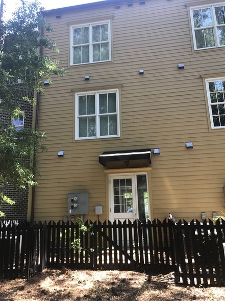 More Photos Of 708 S Shelmore Blvd, Mount Pleasant Storefront Retail Residential For Lease