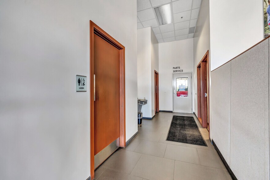 More Photos Of 1988 E Mason St, Green Bay Auto Dealership For Sale