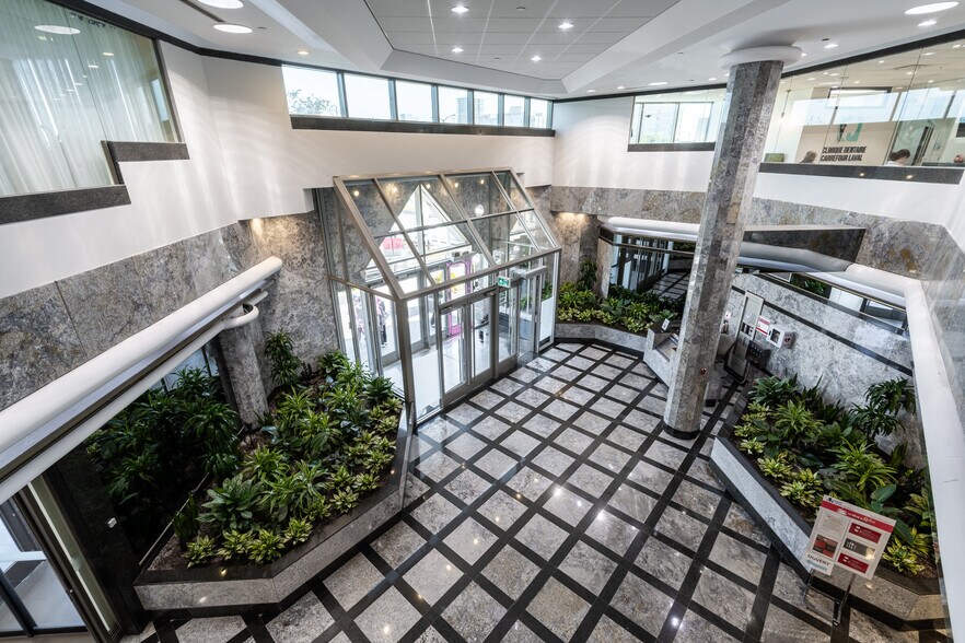 More Photos Of 2540 Boul Daniel-Johnson, Laval Office For Lease