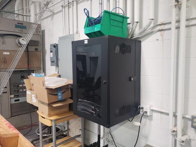 More Photos Of 1020 Chestnut St, Burbank Light Distribution For Lease