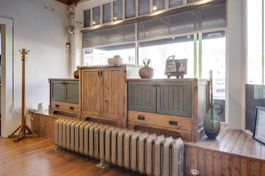 More Photos Of 606 Meredith Rd NE, Calgary Restaurant For Sale