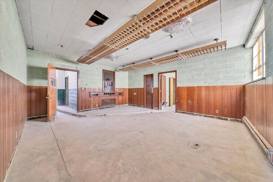 More Photos Of 231 S Colorado St, Salem Freestanding For Sale
