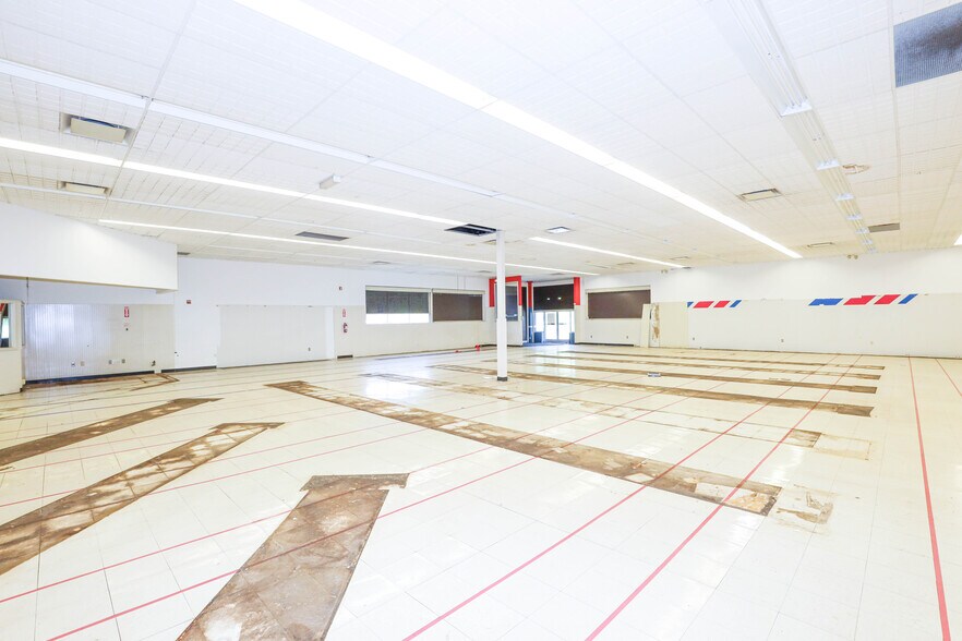 More Photos Of 902 N Lewis St, Glenville Drugstore For Sale