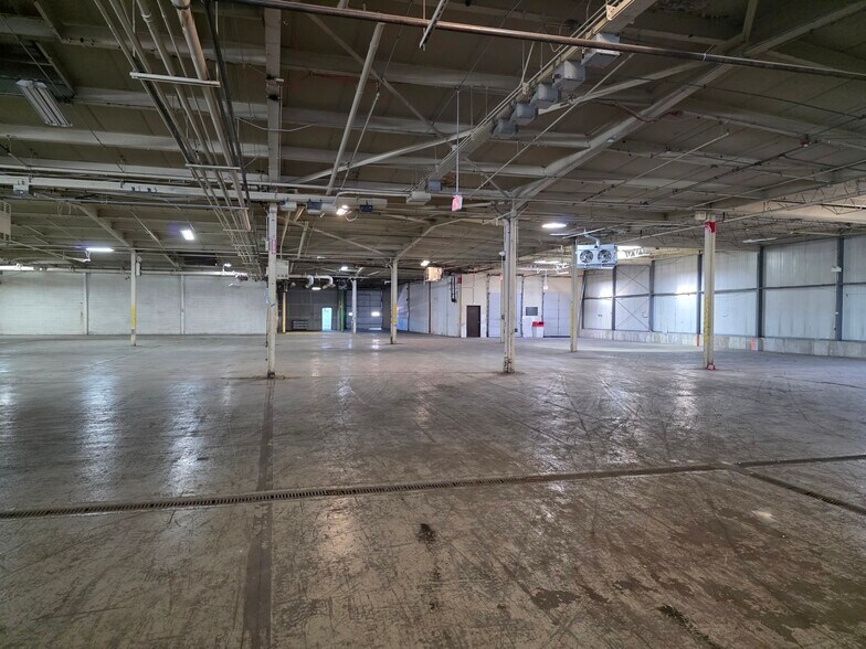 More Photos Of 3400-3450 Oakton St, Skokie Warehouse For Lease