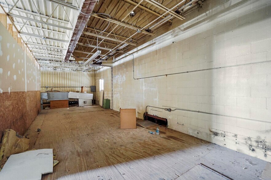 More Photos Of 2001 I-30 E, Greenville Light Manufacturing For Lease