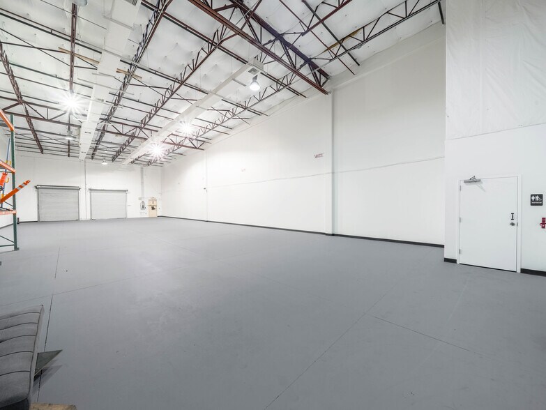 More Photos Of 6600-6626 Kingspointe Pky, Orlando Distribution For Lease