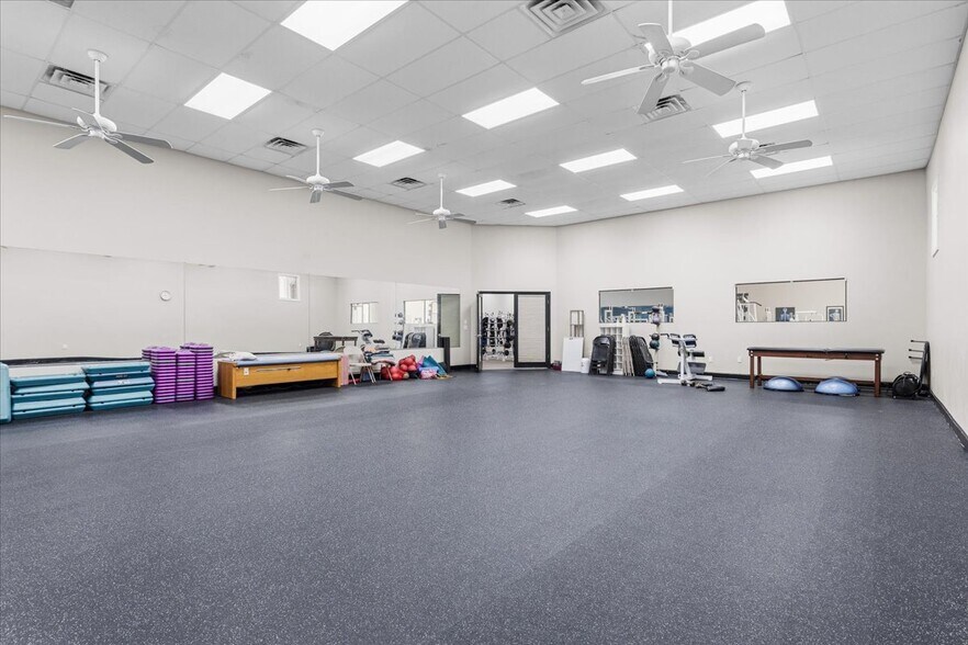 More Photos Of 15043 Main St, Alachua Showroom For Sale