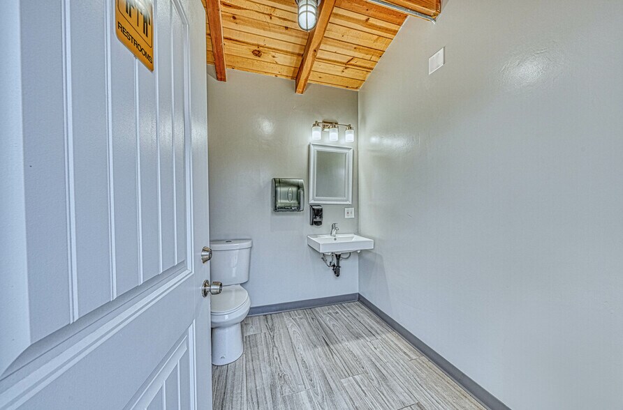 More Photos Of 7550 Sandholdt Rd, Moss Landing Warehouse For Sale