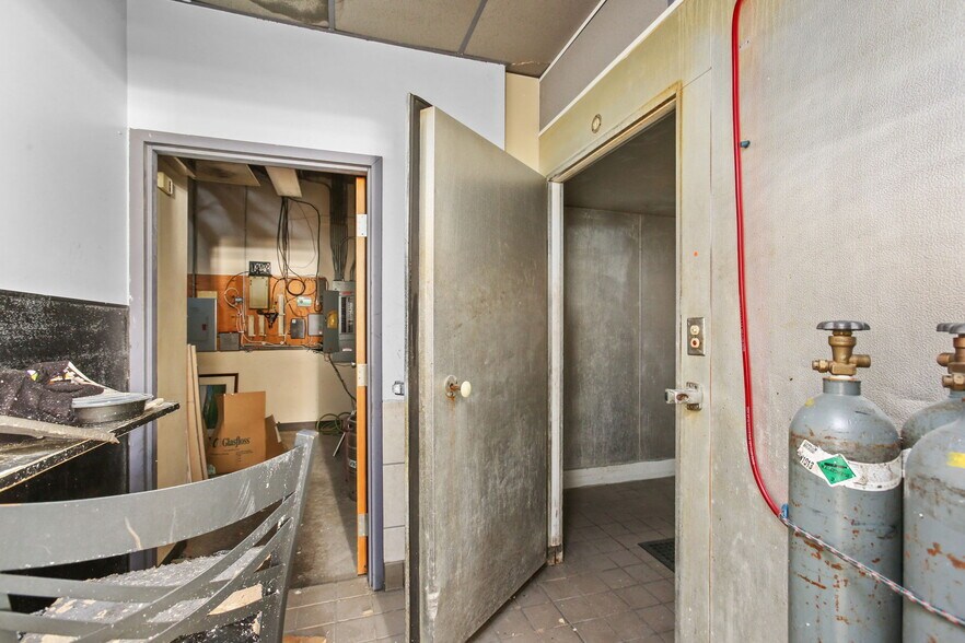 More Photos Of 8432 Noble Ave, Minneapolis Bar For Sale