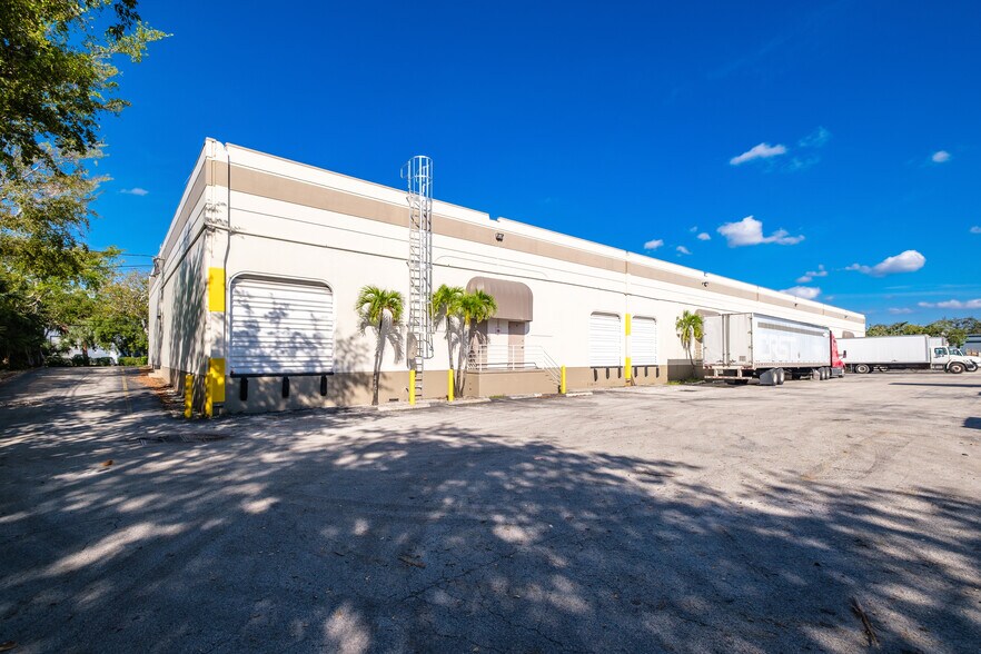 More Photos Of 3685-3699 NW 15th St, Lauderhill Unknown For Lease