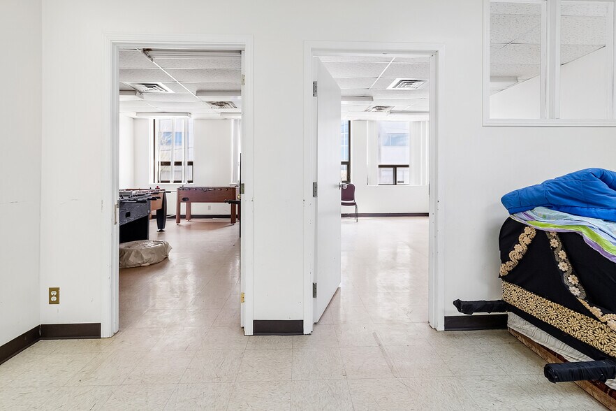 More Photos Of 8270 Av Mountain Sights, Montréal Office For Sale