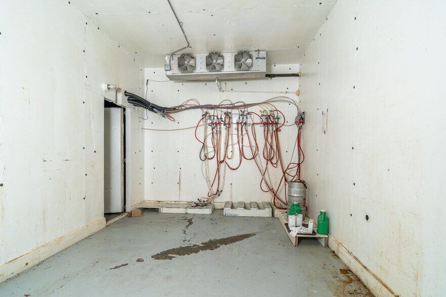 More Photos Of 2323 W Main St, Waynesboro General Retail For Sale