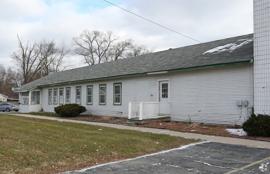 More Photos Of 301-305 N Colfax St, Griffith Flex For Lease