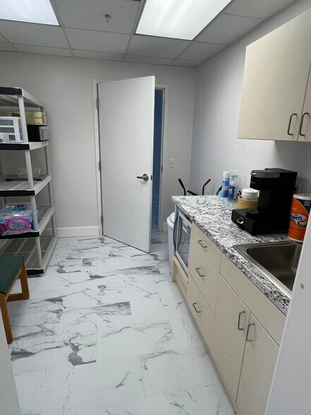 More Photos Of 14 Oak Forest Rd, Bluffton Medical For Sale