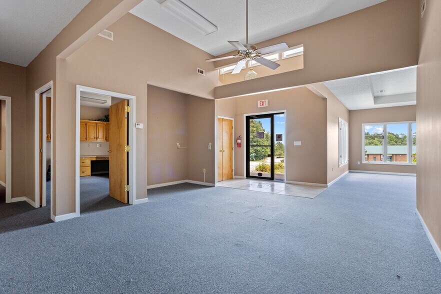 More Photos Of 735 N Townville St, Seneca Medical For Sale