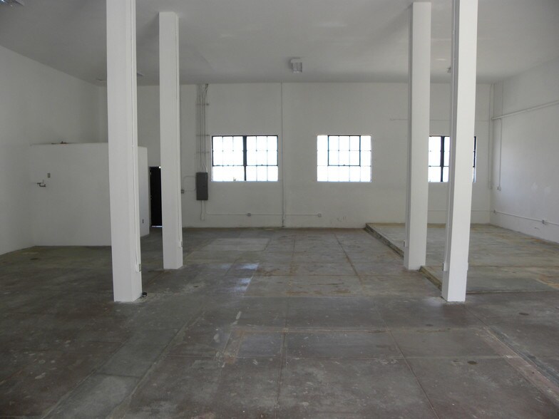 More Photos Of 1101-1119 S La Brea Ave, Los Angeles Freestanding For Lease