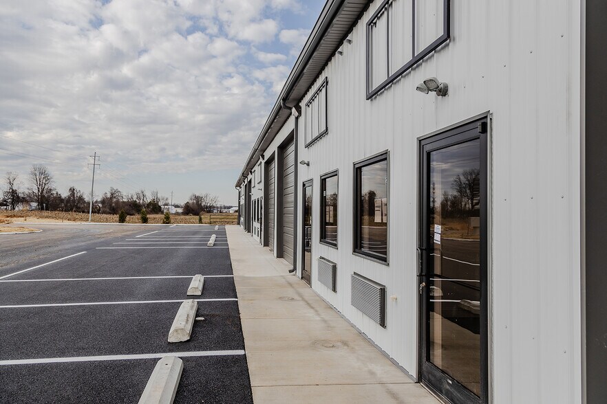 More Photos Of 400 Red Squirrel St, Bowling Green Showroom For Sale