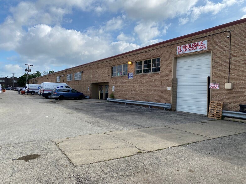 More Photos Of 6500 N Lincoln Ave, Lincolnwood Light Manufacturing For Sale