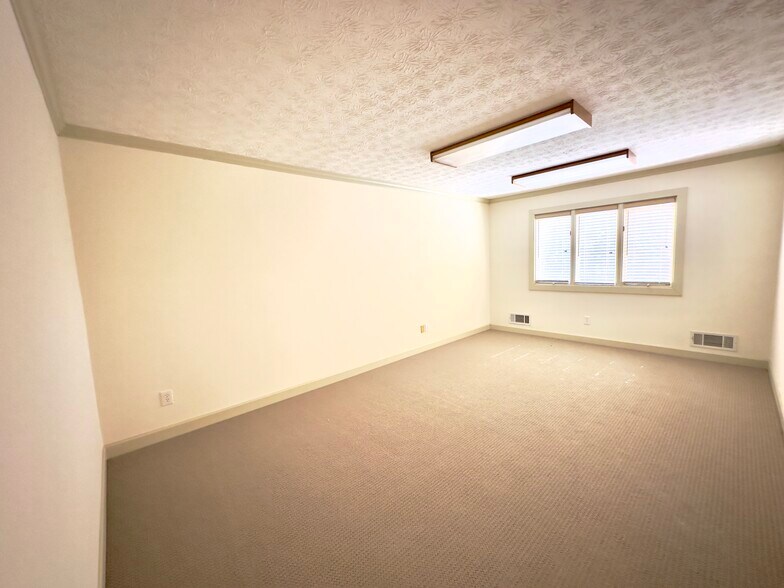 More Photos Of 1251 Club Dr, Bishop Office For Lease