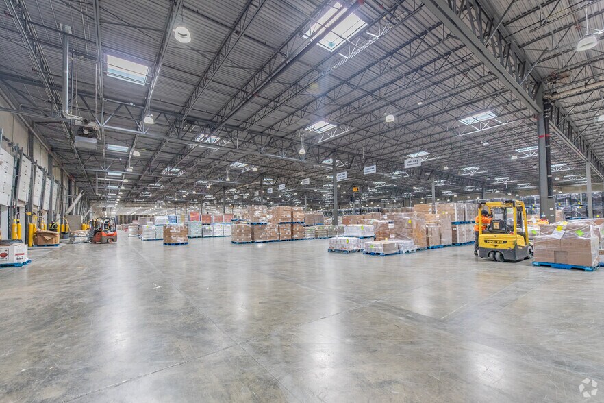 More Photos Of 8495 Goreway Dr, Brampton Warehouse For Lease