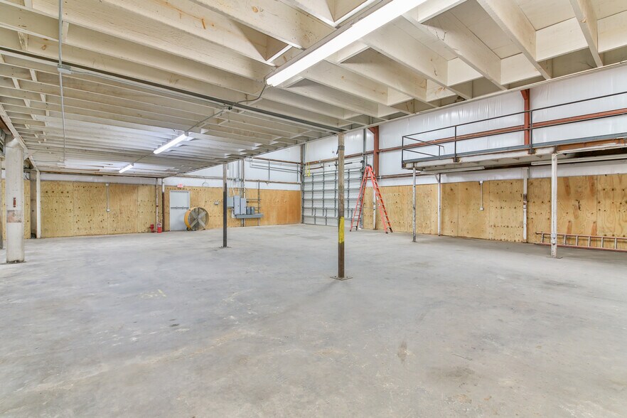 More Photos Of 423 S 8th St, La Porte Distribution For Lease