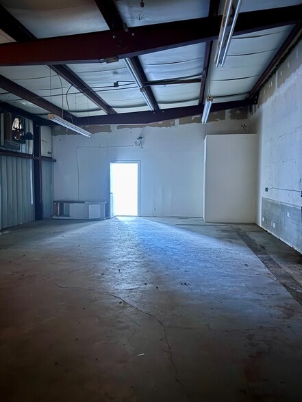 More Photos Of 2416-2424 Kirkwood Ave, Naples Distribution For Lease