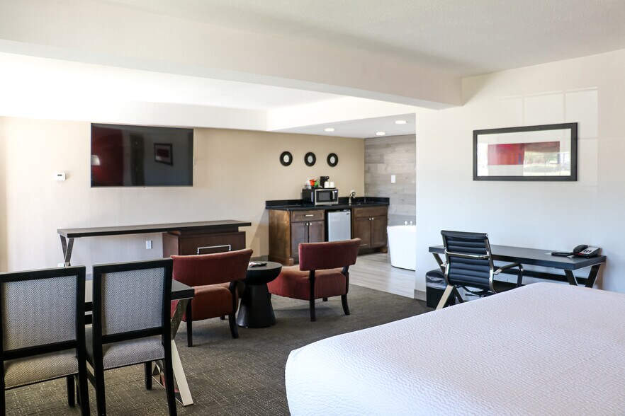 More Photos Of 2101 Veterans Blvd, Del Rio Hotel For Sale