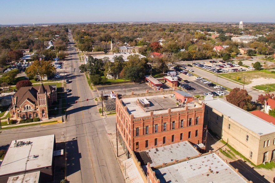 More Photos Of 119 W San Antonio St, Lockhart Storefront Retail Office For Sale