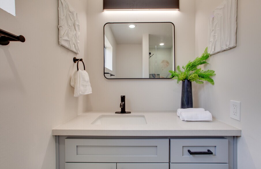 More Photos Of 1922 Canal St, Venice Apartments For Sale