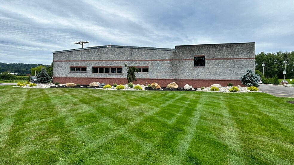 More Photos Of 100 Windermere Ave, Ellington Warehouse For Lease