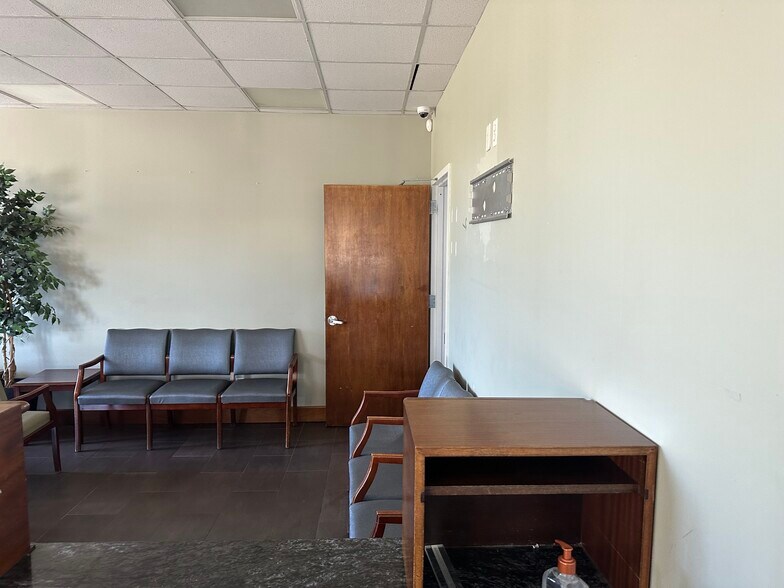 More Photos Of 1570 Old Country Rd, Westbury Office For Lease