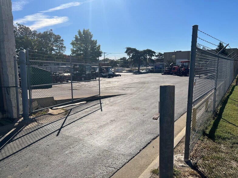 More Photos Of 9900 Lackman Rd, Lenexa Showroom For Sale