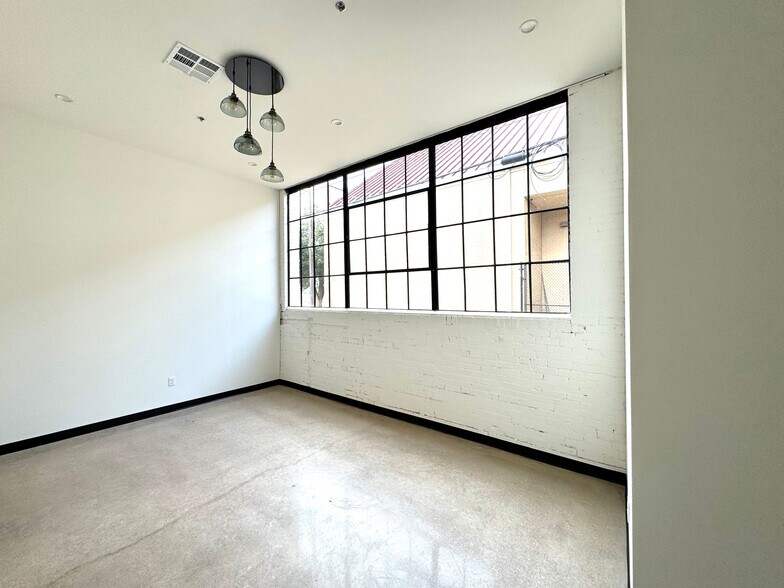 More Photos Of 801 N Broadway Ave, Oklahoma City Storefront Retail Office For Lease