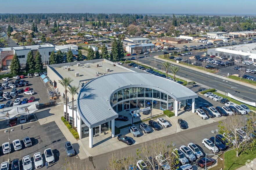 More Photos Of 7171 N Palm Ave, Fresno Auto Dealership For Lease